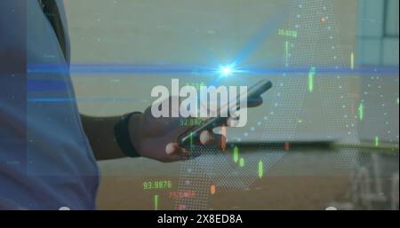 Birassischer Kollege, trägt ein blaues Hemd und hält ein Smartphone Stockfoto