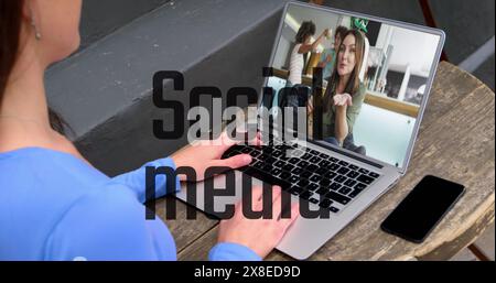 Kaukasier in blauem Hemd auf Laptop zeigt einen anderen auf dem Bildschirm Stockfoto