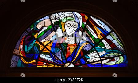 Die Jungfrau Maria. Ein Buntglasfenster in der Basilika unserer Lieben Frau vom Rosenkranz in Fátima, Portugal. Stockfoto
