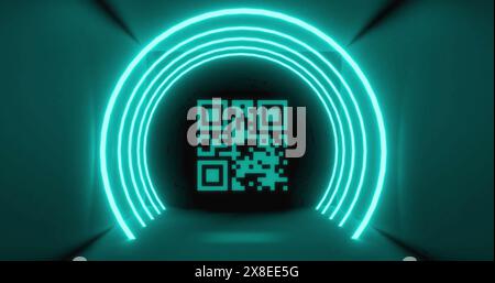 Abbildung: Flackernder qr-Code über kreisförmigen Neonlichtern Stockfoto