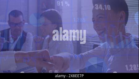 Bild der Verarbeitung von Finanzdaten und Statistiken über verschiedene Geschäftsleute Stockfoto