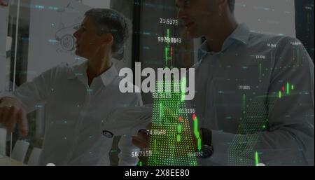 Bild der Verarbeitung von Finanzdaten und Statistiken über verschiedene Geschäftsleute Stockfoto