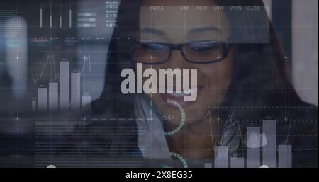 Bild der Infografik über lächelnde afroamerikanerin, die im Büro am Laptop arbeitet Stockfoto