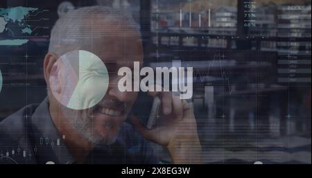 Bild der Infografik über lächelndem kaukasischen Seniorenmann, der in Cafés auf dem Smartphone spricht Stockfoto