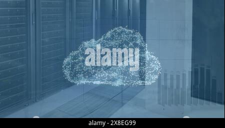 Bild des Cloud-Symbols über statistischer Datenverarbeitung im Serverraum Stockfoto