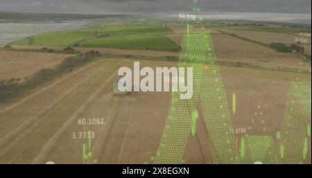 Abbildung von Diagrammen mit Zahlen über der Luftaufnahme des Traktors im Feld gegen Himmel Stockfoto