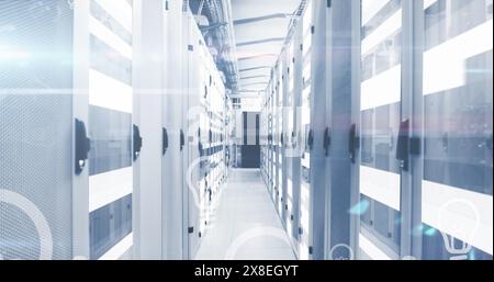 Abbildung der Glühlampensymbole über beweglichen Balken auf Datenserverracks im Serverraum Stockfoto
