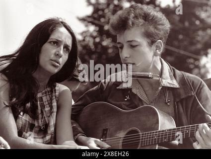 Joan Baez und Bob Dylan traten während der Marsch auf Washington Rallye auf, bei der Martin Luther King am 28. August 1963 seine Rede „Ich habe einen Traum“ in Washington, D.C. (USA) hielt. Stockfoto