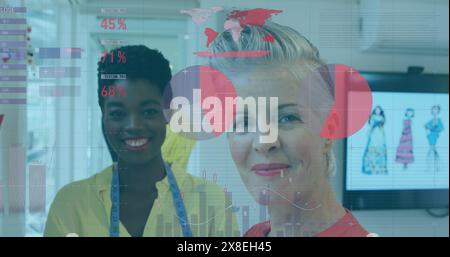 Bild der statistischen Datenverarbeitung über zwei verschiedene Modedesignerinnen, die das Studio anlächeln Stockfoto
