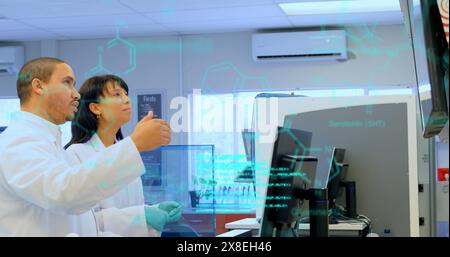 Bild der Datenverarbeitung über verschiedene männliche und weibliche Wissenschaftler, die im Labor diskutieren Stockfoto