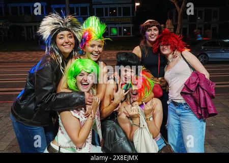 Broad Street, Birmingham, 25. Mai 2024 - die Revellers besuchten die berüchtigte Broad Street in Birmingham am Freitagabend, um die Feiertagsfeier zu beginnen. Die Partygäste haben Rosies und Heidis Nachtklubs in den Streifen gepackt. Gruppen von Freunden posierten für Fotos, während andere ihren Freunden Huckepacks die Straße hinunter von Club zu Club gaben. Die West Midlands Police war ebenfalls außer Kraft. Eine Gruppe von Männern wurde von zwei Polizisten befragt, nachdem sie mit einem großen Kanister Stickstoffoxid, auch bekannt als „Hippie Crack“, entdeckt wurden, das jetzt eine Droge der Klasse C ist. Sanitäter wurden auch in den Nachtleben-Bereich nach hinten gerufen Stockfoto