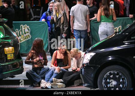 Broad Street, Birmingham, 25. Mai 2024 - die Revellers besuchten die berüchtigte Broad Street in Birmingham am Freitagabend, um die Feiertagsfeier zu beginnen. Die Partygäste haben Rosies und Heidis Nachtklubs in den Streifen gepackt. Gruppen von Freunden posierten für Fotos, während andere ihren Freunden Huckepacks die Straße hinunter von Club zu Club gaben. Die West Midlands Police war ebenfalls außer Kraft. Eine Gruppe von Männern wurde von zwei Polizisten befragt, nachdem sie mit einem großen Kanister Stickstoffoxid, auch bekannt als „Hippie Crack“, entdeckt wurden, das jetzt eine Droge der Klasse C ist. Sanitäter wurden auch in den Nachtleben-Bereich nach hinten gerufen Stockfoto