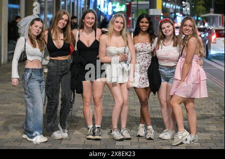 Broad Street, Birmingham, 25. Mai 2024 - die Revellers besuchten die berüchtigte Broad Street in Birmingham am Freitagabend, um die Feiertagsfeier zu beginnen. Die Partygäste haben Rosies und Heidis Nachtklubs in den Streifen gepackt. Gruppen von Freunden posierten für Fotos, während andere ihren Freunden Huckepacks die Straße hinunter von Club zu Club gaben. Die West Midlands Police war ebenfalls außer Kraft. Eine Gruppe von Männern wurde von zwei Polizisten befragt, nachdem sie mit einem großen Kanister Stickstoffoxid, auch bekannt als „Hippie Crack“, entdeckt wurden, das jetzt eine Droge der Klasse C ist. Sanitäter wurden auch in den Nachtleben-Bereich nach hinten gerufen Stockfoto