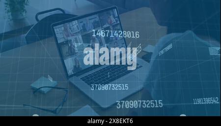 Eine vielfältige Gruppe von Kollegen, die an Videokonferenzen auf einem Laptop teilnehmen Stockfoto