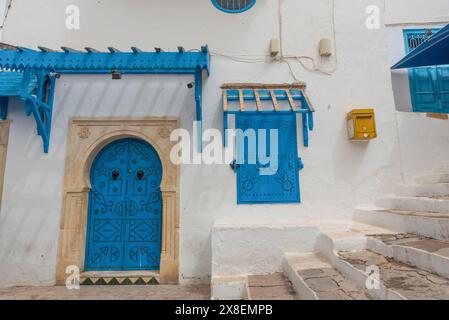 Sidi Bou Said, Tunesien. Mai 2024. Authentische blaue Architektur des tunesischen Klippendorfes Sidi Bou Said mit Blick auf das historische Karthago und den Golf von Tunis. Tunesien. (Credit Image: © John Wreford/SOPA Images via ZUMA Press Wire) NUR REDAKTIONELLE VERWENDUNG! Nicht für kommerzielle ZWECKE! Stockfoto