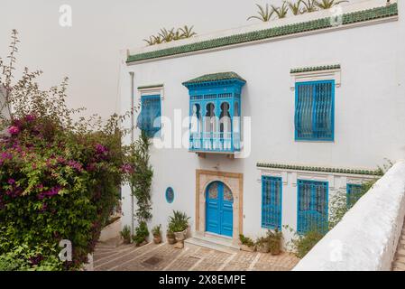 Sidi Bou Said, Tunesien. Mai 2024. Traditionelle blau-weiße Architektur einer wunderschönen Villa mit Blick auf den Golf von Tunis im Dorf Sidi Bou Said, Tunesien. (Credit Image: © John Wreford/SOPA Images via ZUMA Press Wire) NUR REDAKTIONELLE VERWENDUNG! Nicht für kommerzielle ZWECKE! Stockfoto