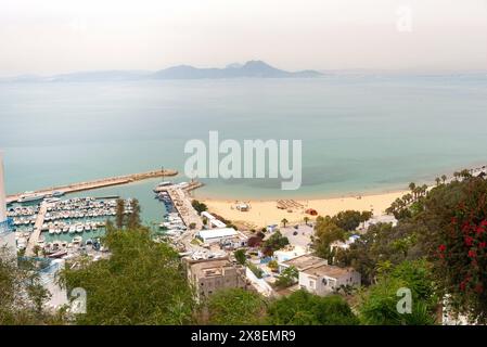 Sidi Bou Said, Tunesien. Mai 2024. Malerischer Blick auf den Strand und Hafen von Sidi Bou Said vom berühmten Dorf auf der Klippe, einem beliebten Touristenziel an der Mittelmeerküste Tunesiens. (Credit Image: © John Wreford/SOPA Images via ZUMA Press Wire) NUR REDAKTIONELLE VERWENDUNG! Nicht für kommerzielle ZWECKE! Stockfoto