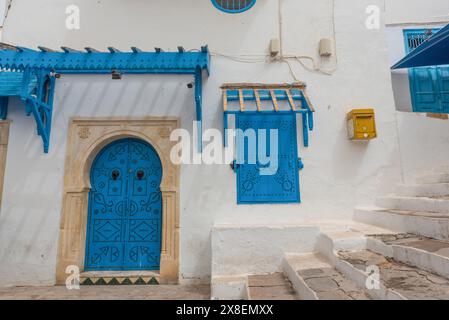 Sidi Bou Said, Tunesien. Mai 2024. Authentische blaue Architektur des tunesischen Klippendorfes Sidi Bou Said mit Blick auf das historische Karthago und den Golf von Tunis. Tunesien. (Foto: John Wreford/SOPA Images/SIPA USA) Credit: SIPA USA/Alamy Live News Stockfoto