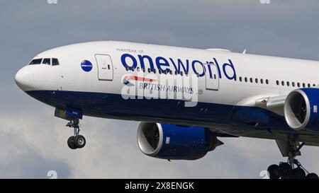 Richmond, British Columbia, Kanada. Mai 2024. Ein British Airways Boeing 777-200ER-Jetliner (G-YMMR), lackiert in einer oneworld-Lackierung, bei der Endlandung auf dem Vancouver International Airport. (Credit Image: © Bayne Stanley/ZUMA Press Wire) NUR REDAKTIONELLE VERWENDUNG! Nicht für kommerzielle ZWECKE! Stockfoto