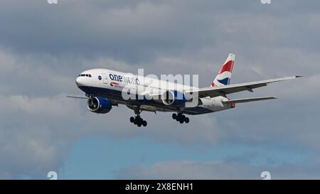 Richmond, British Columbia, Kanada. Mai 2024. Ein British Airways Boeing 777-200ER-Jetliner (G-YMMR), lackiert in einer oneworld-Lackierung, bei der Endlandung auf dem Vancouver International Airport. (Credit Image: © Bayne Stanley/ZUMA Press Wire) NUR REDAKTIONELLE VERWENDUNG! Nicht für kommerzielle ZWECKE! Stockfoto