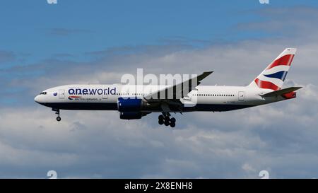 Richmond, British Columbia, Kanada. Mai 2024. Ein British Airways Boeing 777-200ER-Jetliner (G-YMMR), lackiert in einer oneworld-Lackierung, bei der Endlandung auf dem Vancouver International Airport. (Credit Image: © Bayne Stanley/ZUMA Press Wire) NUR REDAKTIONELLE VERWENDUNG! Nicht für kommerzielle ZWECKE! Stockfoto