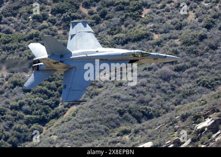 Eine F/A-18E Super Hornet der United States Navy von VFA-113 fliegt am 11. April 2024 über die Sidewinder Route in der Nähe von Kernville, CA. (John Geldermann) Stockfoto