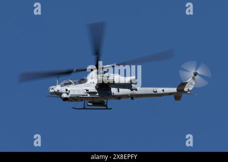 Am 11. April 2024 fliegt ein Hubschrauber der United States Marines AH-1Z Viper entlang der Sidewinder Route in der Nähe von Kernville, CA. (John Geldermann) Stockfoto