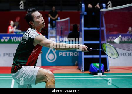 Kuala Lumpur, Malaysia. Mai 2024. Angus ng Ka Long aus Hongkong spielt gegen Li Shi Feng aus China (nicht abgebildet) während des Men's Singles Quarter Final Matches der Perodua Malaysia Masters 2024 in der Axiata Arena. Angus ng Ka Long gewann mit Punkten; 21/21: 13/15. Quelle: SOPA Images Limited/Alamy Live News Stockfoto