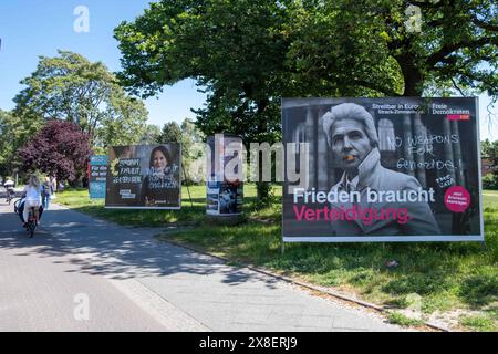 Beschmierte Wahlplakte von FDP und Bündnis90/die Grünen für die bevorstehenden Wahlen zum Europäischen Parlament in Berlin-Prenzlauer Berg. Alle Plakate wurden mit pro-palästinensischen Slogans bemalt. / Graffierte FDP und Bündnis90/die Grünen Wahlplakate für die bevorstehenden Europawahlen in Berlin-Prenzlauer Berg. Alle Plakate waren mit pro-palästinensischen Slogans bemalt. Wahlplakate in Berlin *** graffierte FDP und Bündnis90 die Grünen Wahlplakate für die bevorstehenden Europawahlen in Berlin Prenzlauer Berg alle Plakate waren mit pro-palästinensischen Malern bemalt Stockfoto