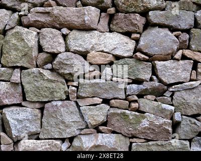 Vorderansicht Nahaufnahme einer Steinmauerkonstruktion ohne Zement Stockfoto