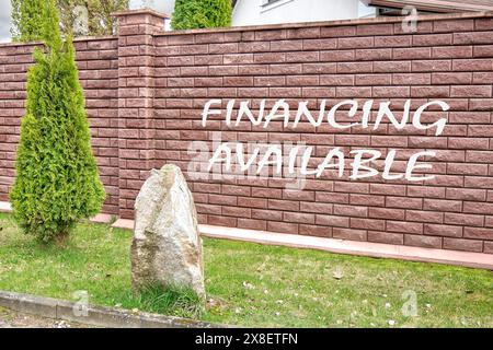 Geschäftskonzept. Wörter, die verfügbar sind, schreiben auf einem roten Ziegelzaun Stockfoto