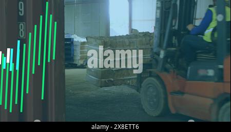 Dies ist ein Bild eines männlichen Arbeiters, der einen Gabelstapler in einem Lager bedient Stockfoto