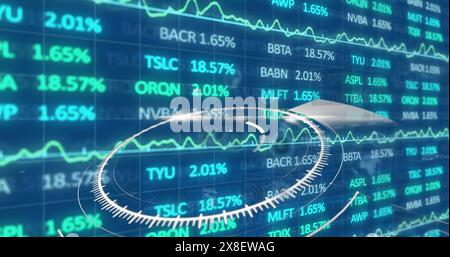 Bild des Globus über Rundscanner und Börsendatenverarbeitung vor blauem Hintergrund Stockfoto