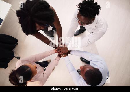Geschäftsleute, Die Ihre Hände In Stack Zusammenlegen Stockfoto