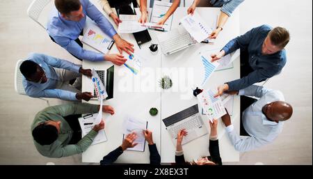 Multirassische Geschäftsleute Sitzen Zusammen Und Diskutieren Im Meeting Stockfoto