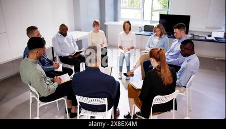Eine Gruppe Multiethnischer Freunde, Die Zusammen Bibel Lesen Stockfoto
