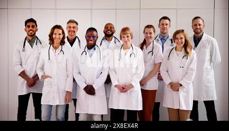 Diverse Gruppe Von Ärzten Und Krankenschwestern Stockfoto