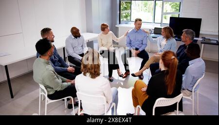 Junge multirassischen Tausendjährigen Freunde sitzen im Kreis, die Diskussion in der Gruppe Stockfoto