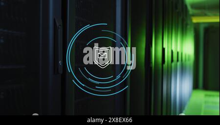 Abbildung: Schild mit Umschlagsymbol und Kreisen über Serverraum Stockfoto