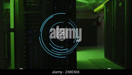 Abbildung: Schild mit Umschlagsymbol und Kreisen über Serverraum Stockfoto