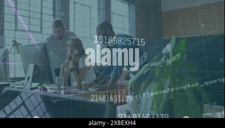 Bild der Programmiersprache über verschiedene Kollegen, die über Computer im Büro diskutieren Stockfoto