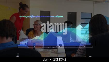 Bild von Diagrammen und Schallwellen über kaukasischen Kollegen mit Computer und High-Five Stockfoto