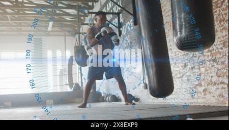 Bild der Datenverarbeitung über afroamerikanisches Mannboxen im Fitnessstudio Stockfoto