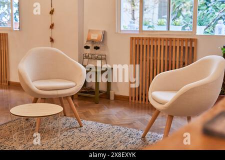 Gemütliches Zimmer eines Arztes in alternativen Therapien für Patienten-Aufmerksamkeit mit spirituellem Ambiente Stockfoto