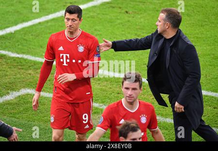 Robert LEWANDOWSKI (Bayern München) missmutig nach Auswechslung mit Hans Dieter Flick (Hansi, Trainer Bayern München). FC Bayern München-Atletico Madrid 4-0 Fussball Champions League, Gruppe A, Gruppenphase, 1.Spieltag, am 21.10.2020 A L I A N Z A R E N A Foto: Frank Hoermann/SVEN SIMON über Sampics KEIN SEKUNDÄRER (RE-)VERKAUF INNERHALB VON 48 Stunden NACH DEM KICK-OFF- nationale und internationale Nachrichtenagenturen GEBEN KEINEN WIEDERVERKAUF AUS!© diebilderwelt / Alamy Stock Stockfoto