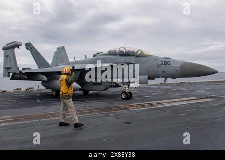 PHILIPPINE SEA (24. Mai 2024) Chief Aviation Boatswain’s Mate (Aircraft Handling) Terry Keyes aus Bay Springs, Mississippi, leitet einen EA-18G Growle Stockfoto