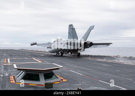 PHILIPPINE SEA (24. Mai 2024) ein EA-18G Growler, der an den Shadowhawks der Electronic Attack Squadron (VAQ) 141 befestigt ist, startet aus dem Flugdeck des Flugzeugs Stockfoto