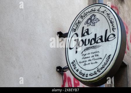 nantes , Frankreich - 05 22 2024 : Logomarke La goudale und Text auf der Fassade Bar Pub französisches blondes Bier Stockfoto