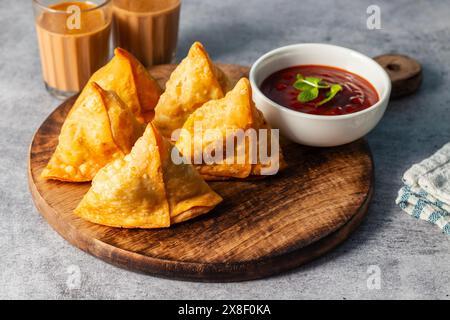 Selective Focus Samosa, mit Kartoffeln gefülltes Gebäck, knusprige, herzhafte, beliebte indische Snacks mit Tomaten- und Minzchutney-Tees. Stockfoto