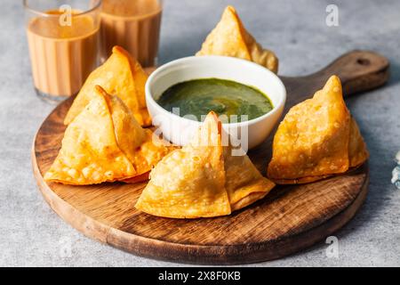 Selective Focus Samosa, mit Kartoffeln gefülltes Gebäck, knusprige, herzhafte, beliebte indische Snacks mit Tomaten- und Minzchutney-Tees. Stockfoto